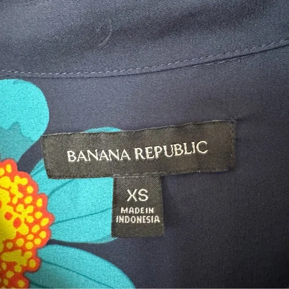 Banana Republic Navy Blue Floral Popover Blouse Size XS Polyester Buttons - Picture 12 of 14